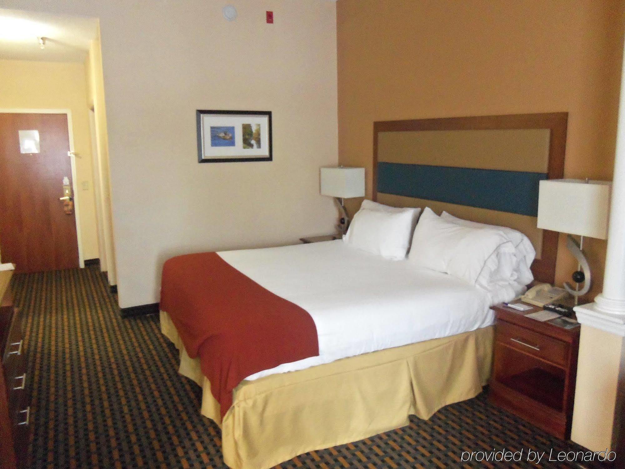 Holiday Inn Express Hotel & Suites Sanford By Ihg Экстерьер фото