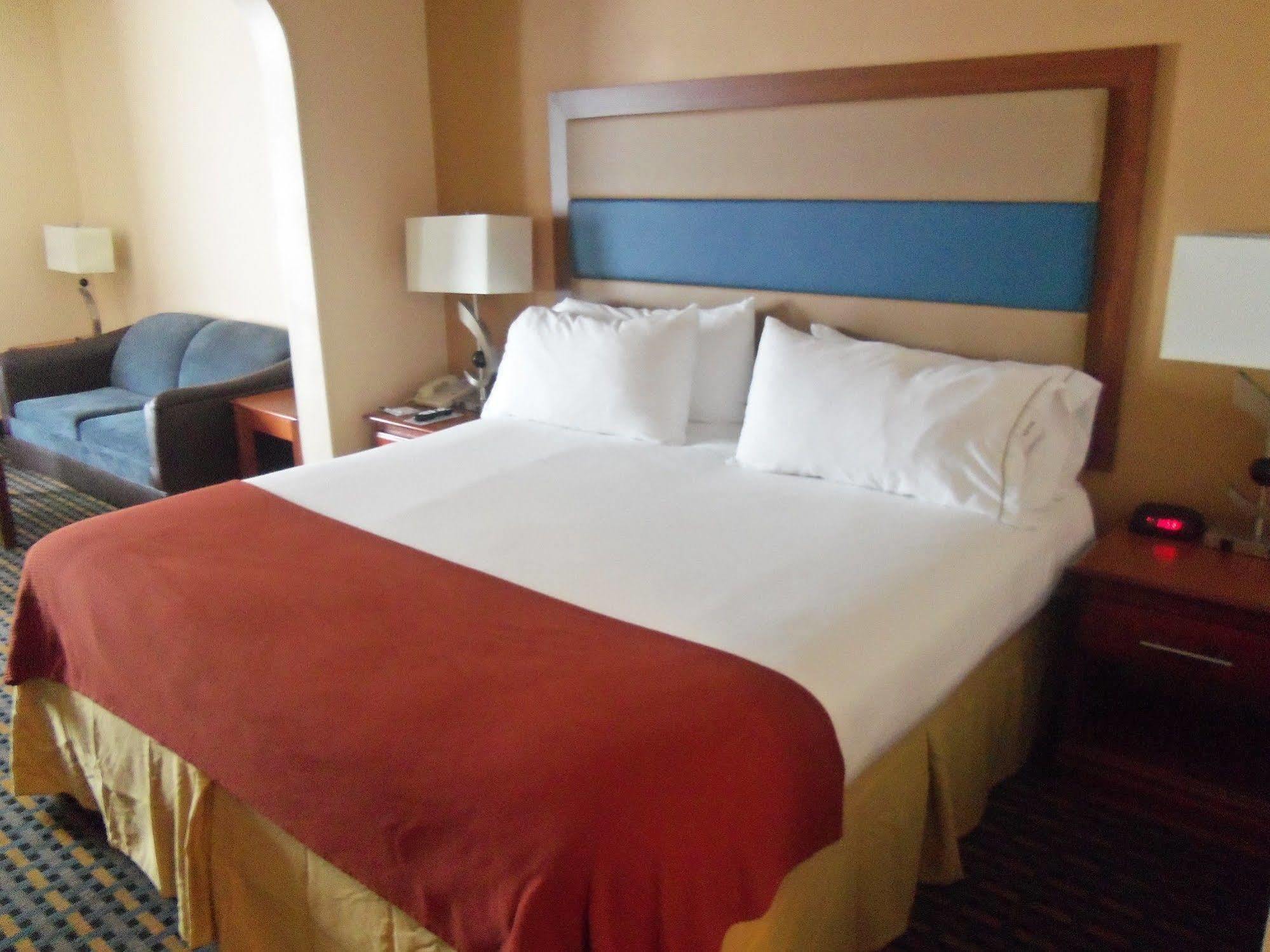 Holiday Inn Express Hotel & Suites Sanford By Ihg Экстерьер фото
