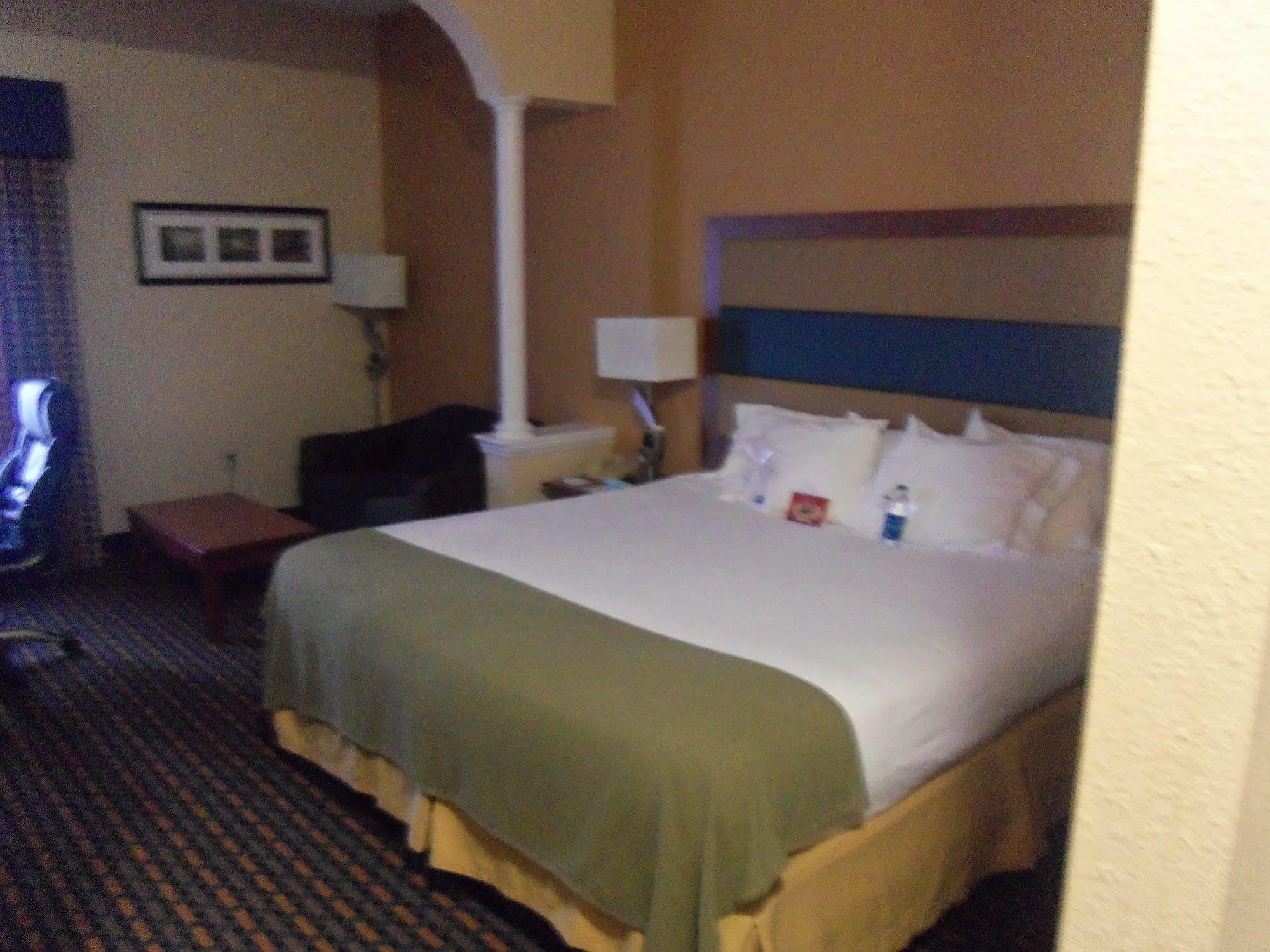 Holiday Inn Express Hotel & Suites Sanford By Ihg Экстерьер фото